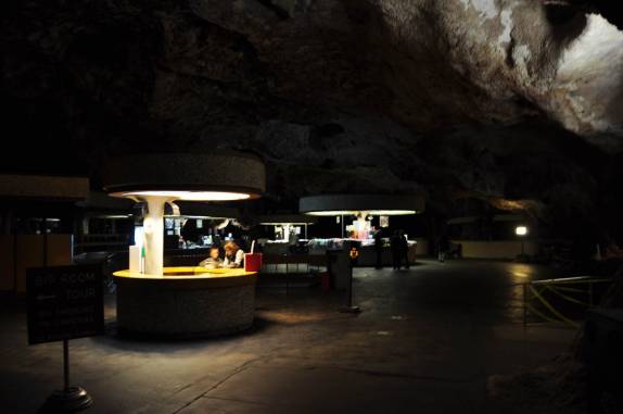 O civilizado salão de entrada da caverna no Carlsbad Caverns National Park, no sul do Novo México, nos Estados Unidos